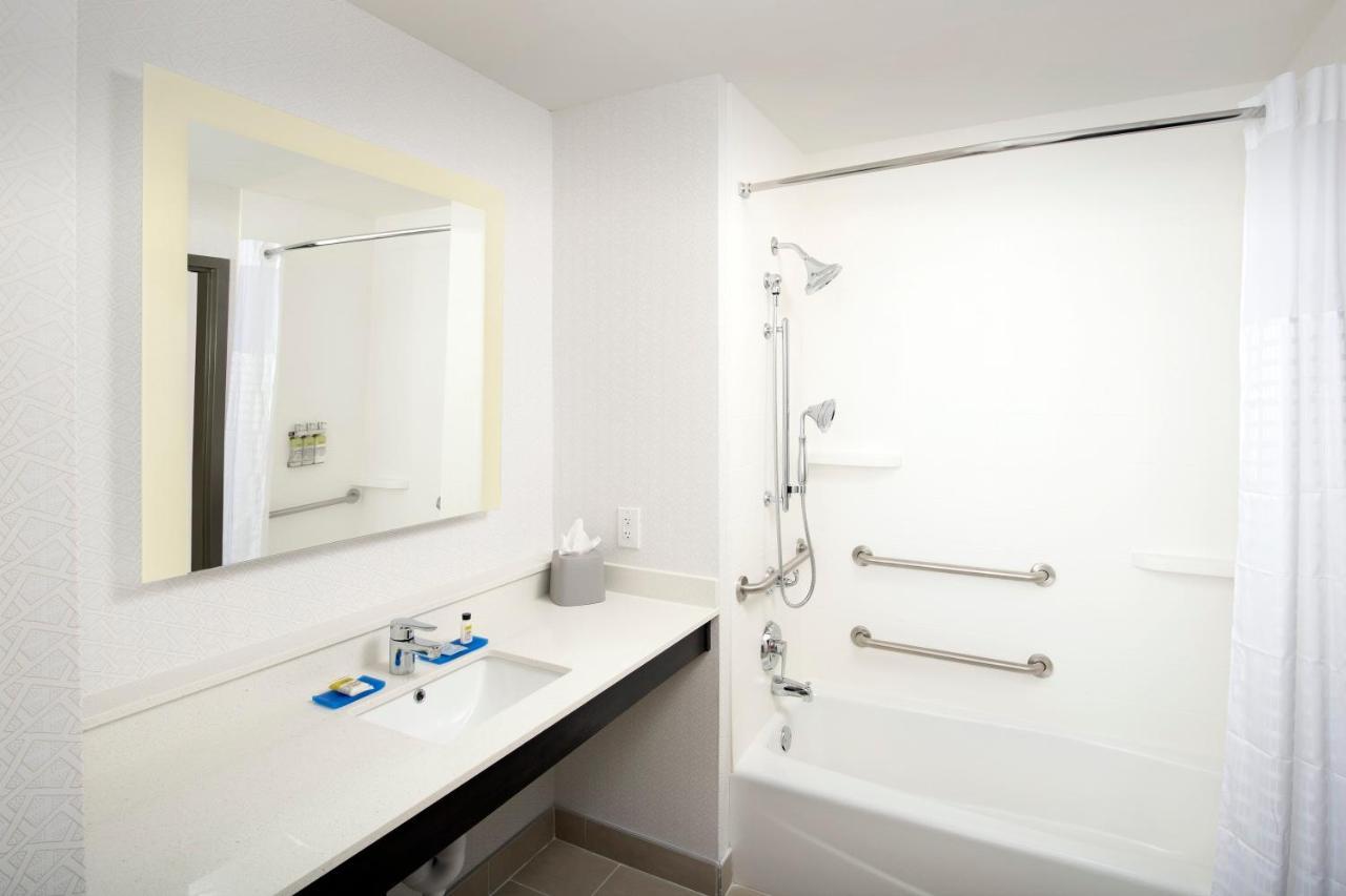 Holiday Inn Express & Suites - North Brunswick By Ihg Экстерьер фото